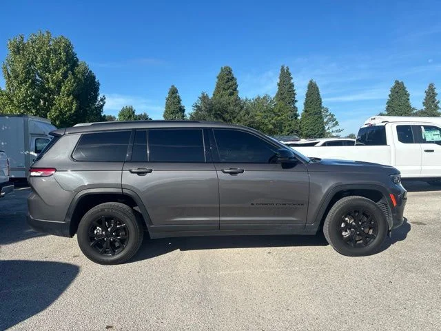 Used 2024 Gray Jeep Altitude image 4