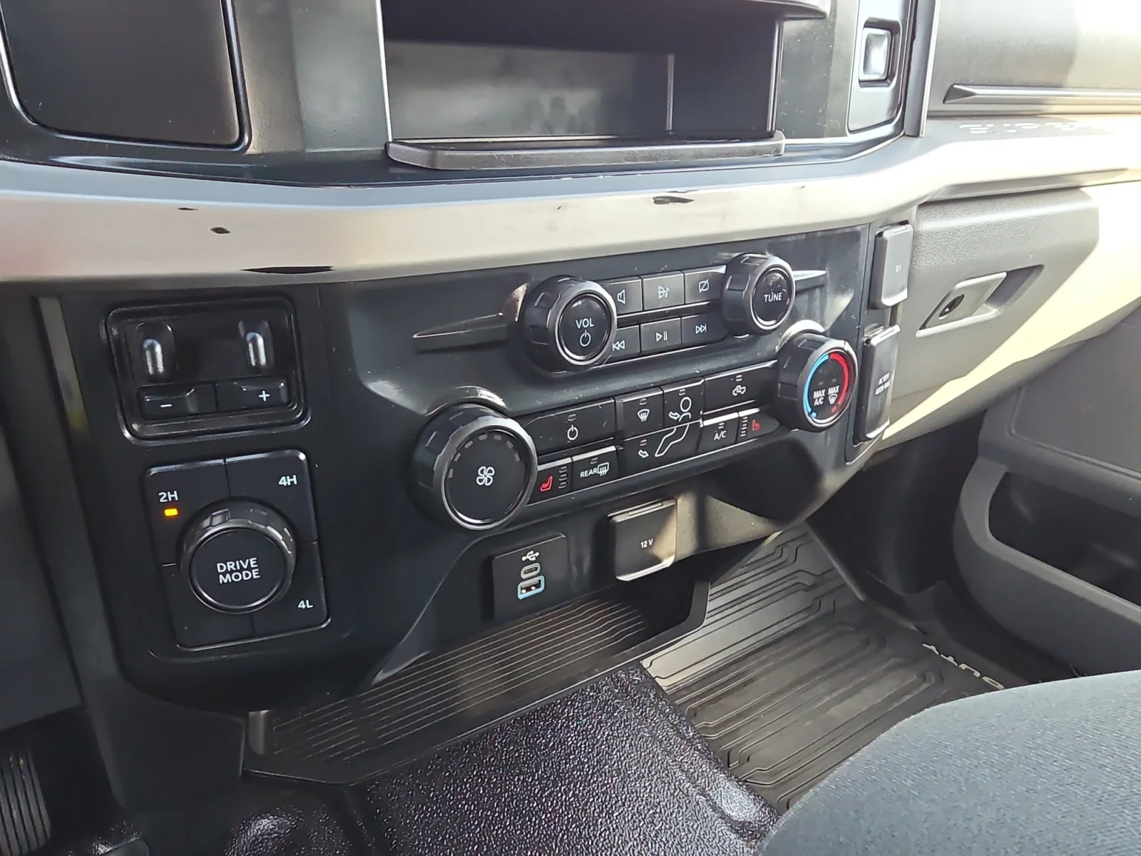 Used 2024 Oxford White Ford XLT image 15