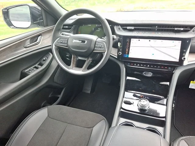 New 2026 White/off-white Jeep Laredo Altitude image 9