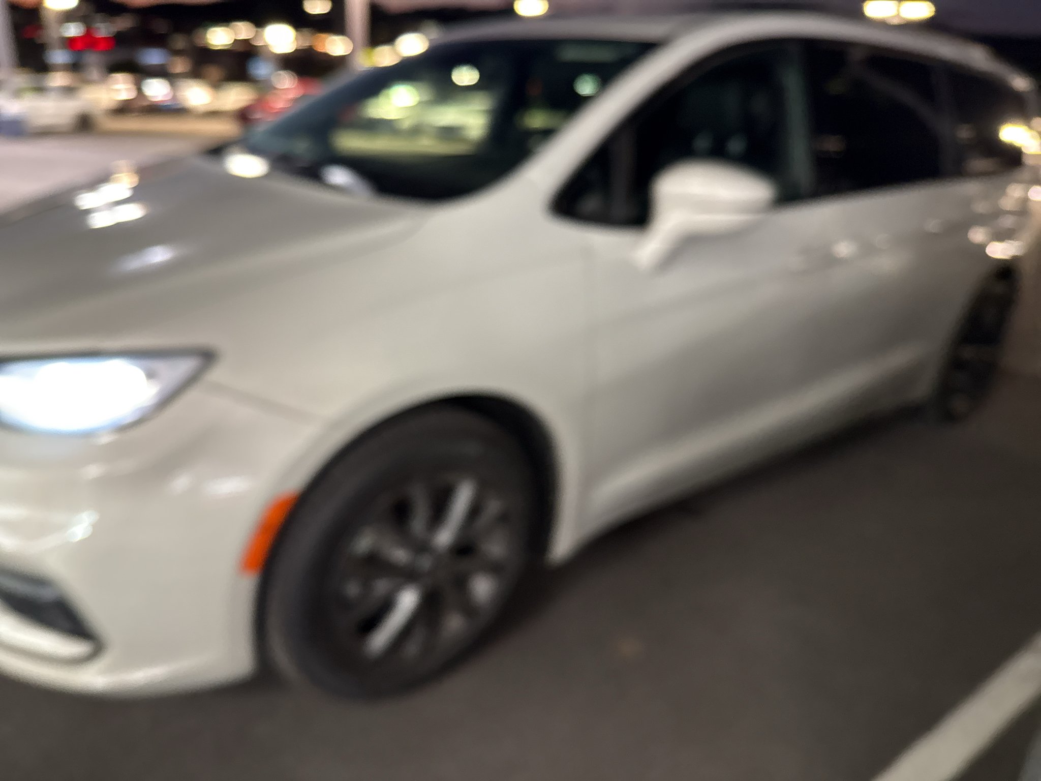 Used 2021 LUXURY WHITE PEAR Chrysler Touring L image 6