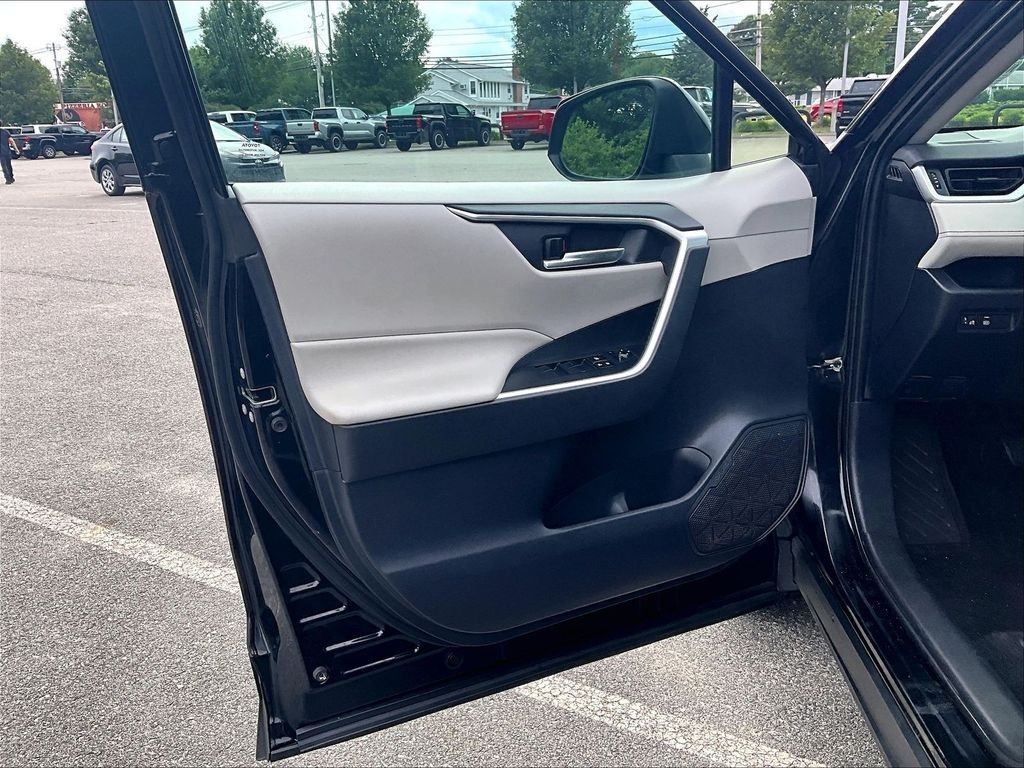 Used 2019 Black Toyota XLE image 7