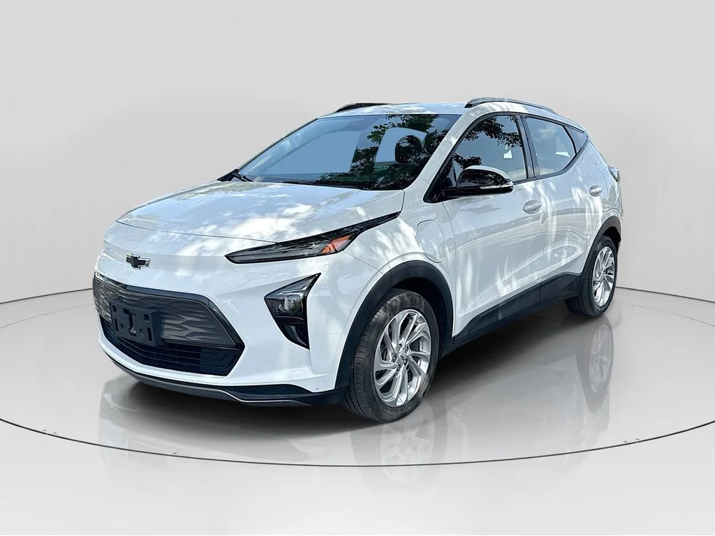 Used 2022 White Chevrolet LT image 3