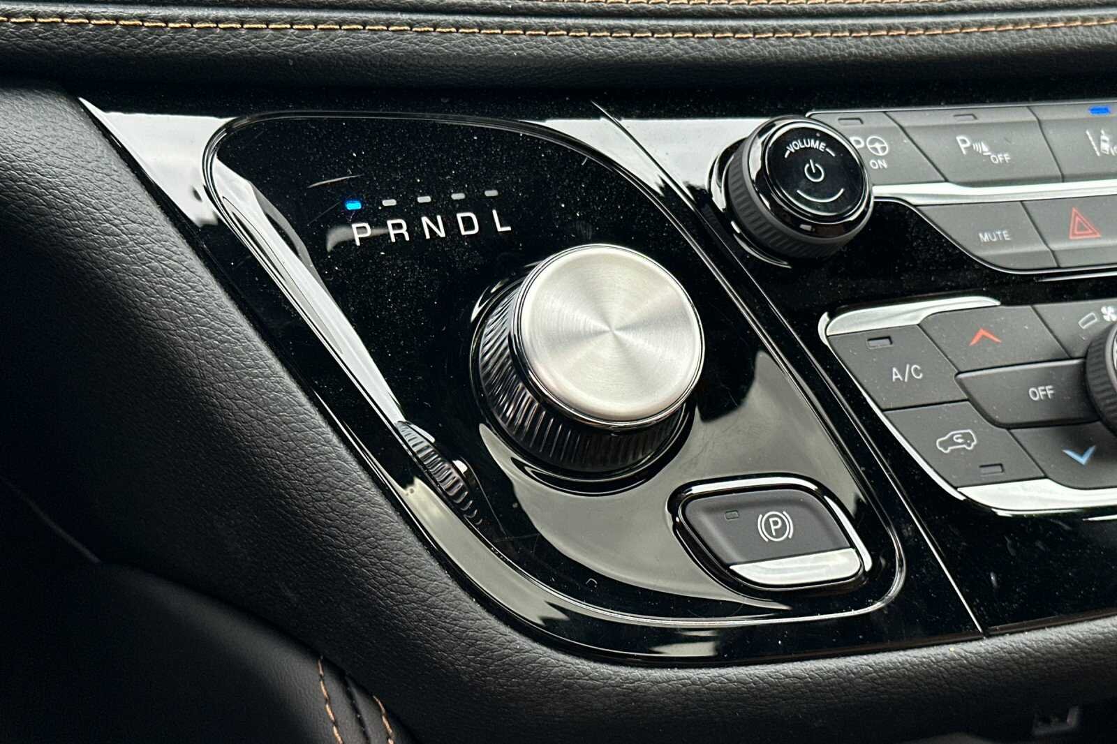 New 2023 Brilliant Black Crystal Pearl-Coat Exterior Paint Chrysler PINNACLE image 23