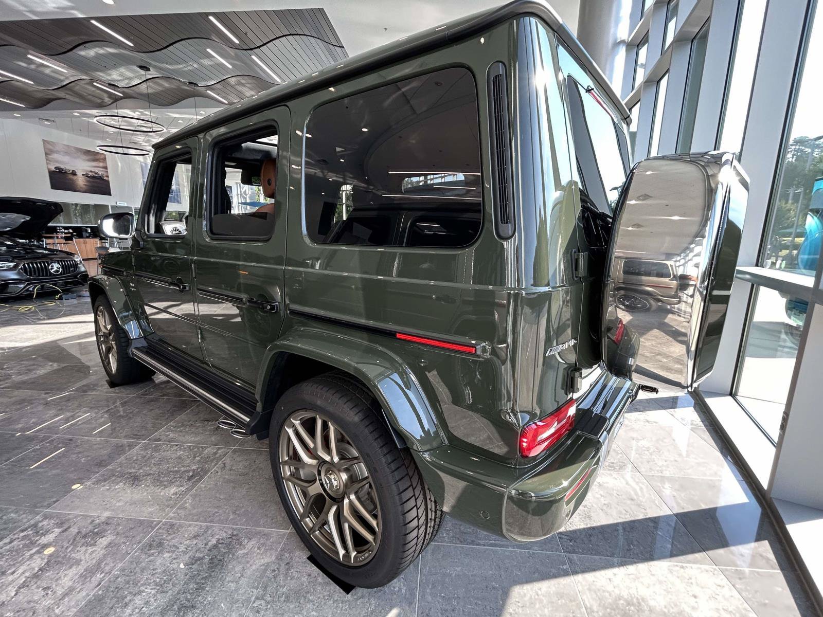 New 2027 MANUFAKTUR customer request glossy paint finish Mercedes-Benz AMG® G 63 SUV image 11