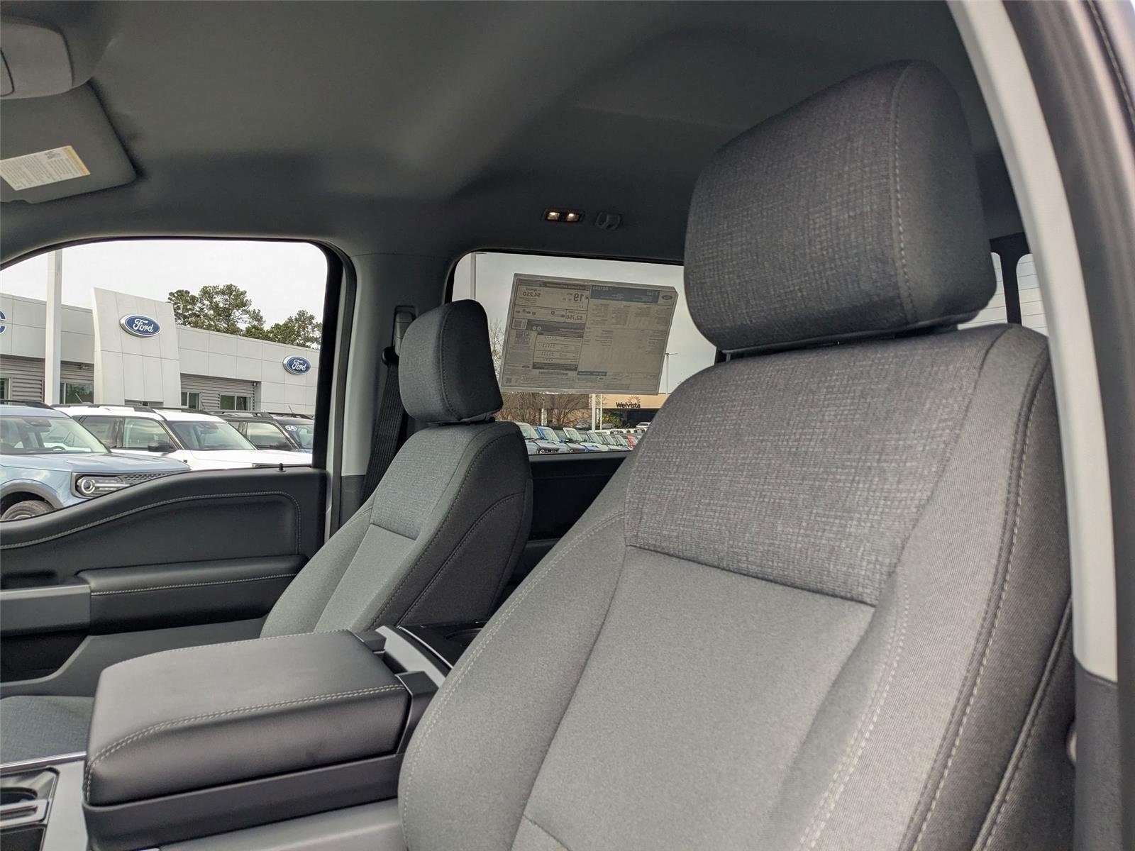 New 2025 Oxford White Ford XLT image 14