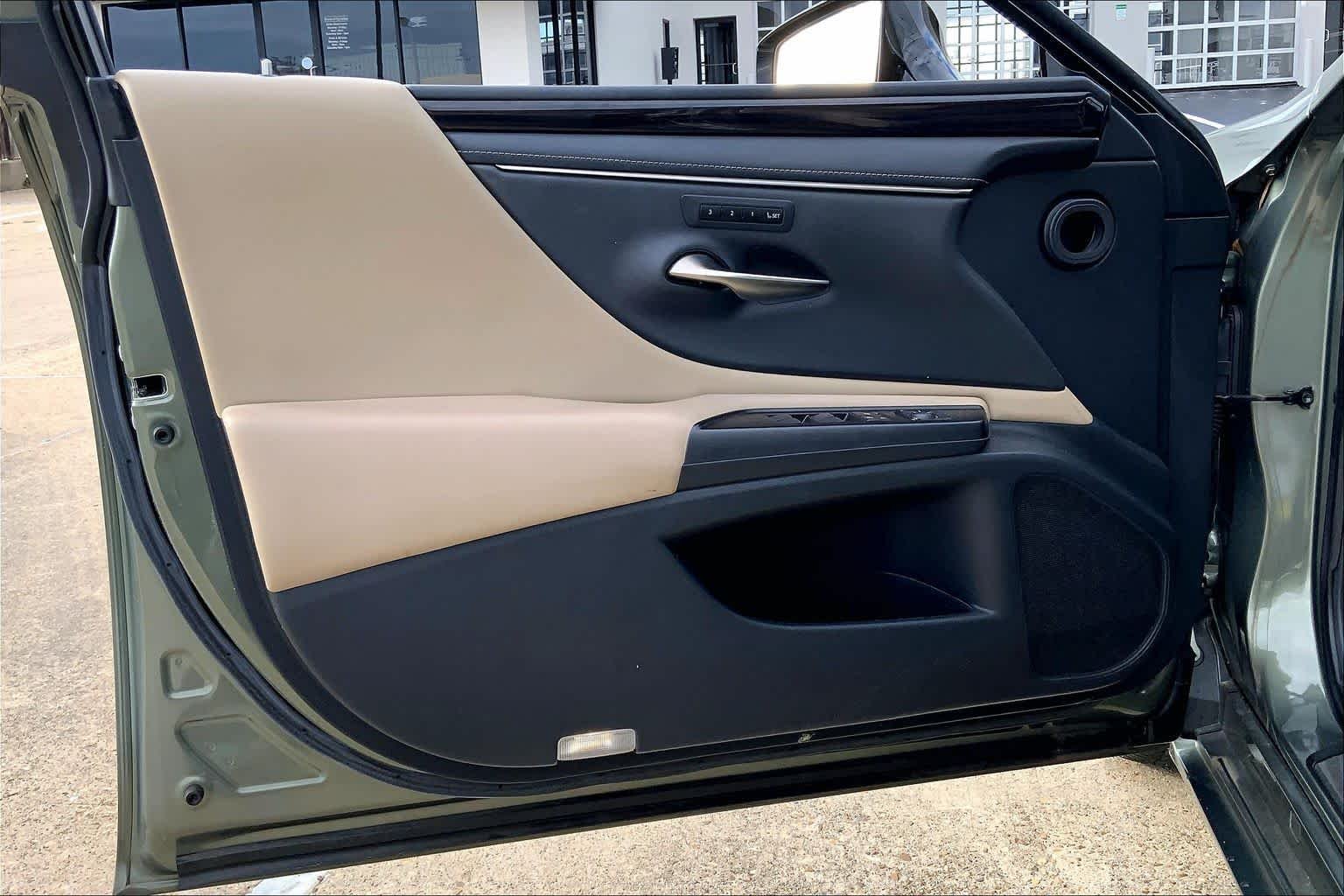 Used 2019 Sunlit Green Lexus  image 21