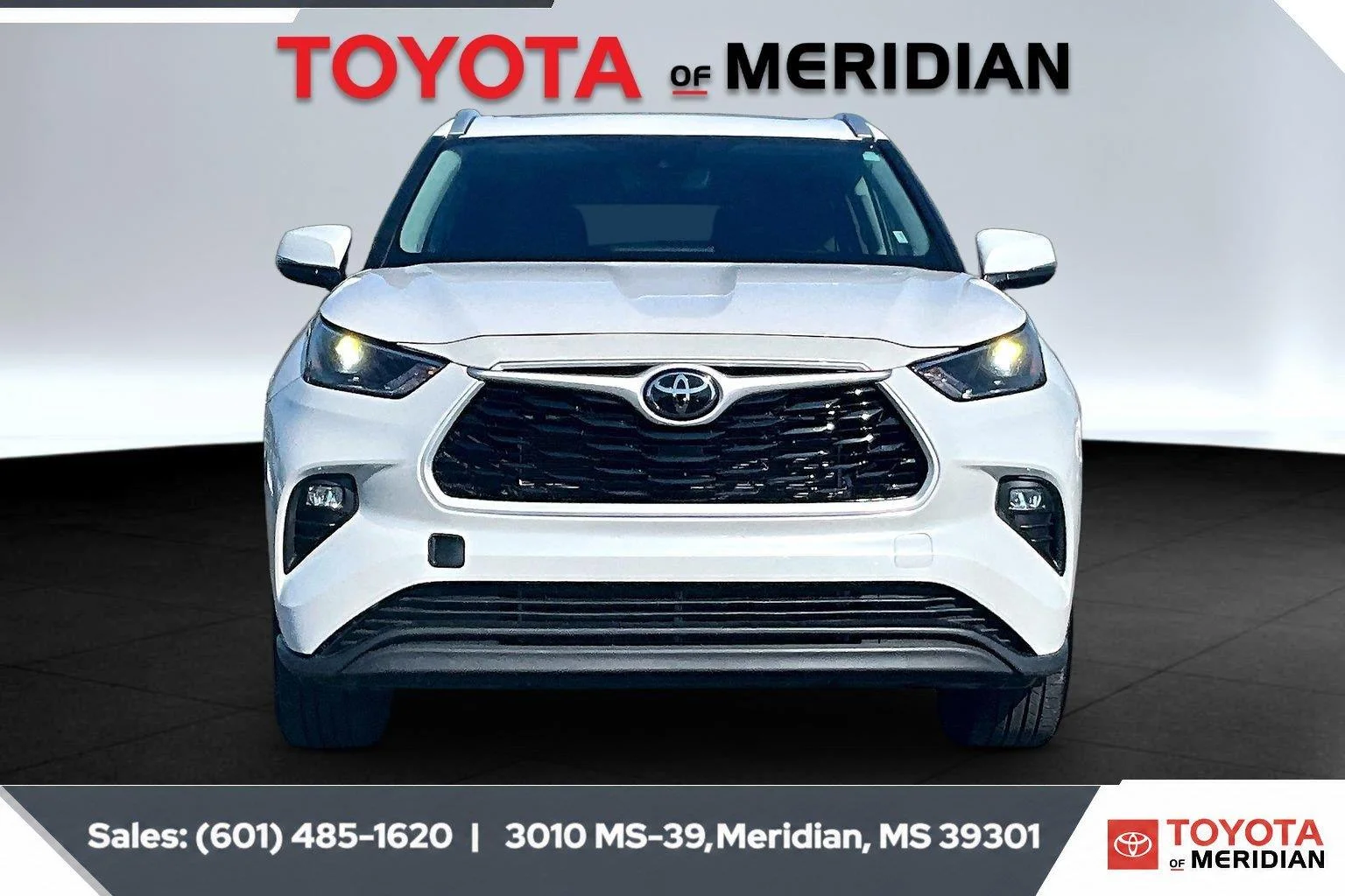 Used 2026 Wind Chill Pearl Toyota XLE image 3