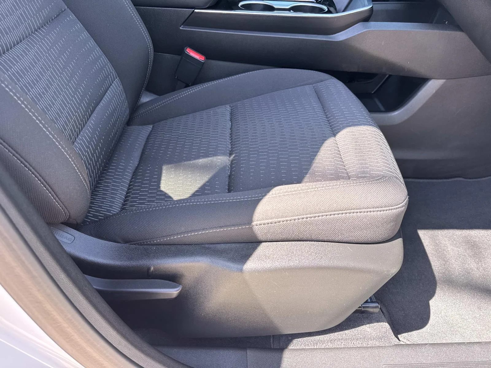 Used 2025 White Chevrolet FWD LT image 11