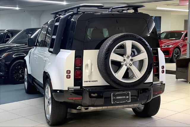 Used 2024 Fuji White Land Rover X-Dynamic SE image 16