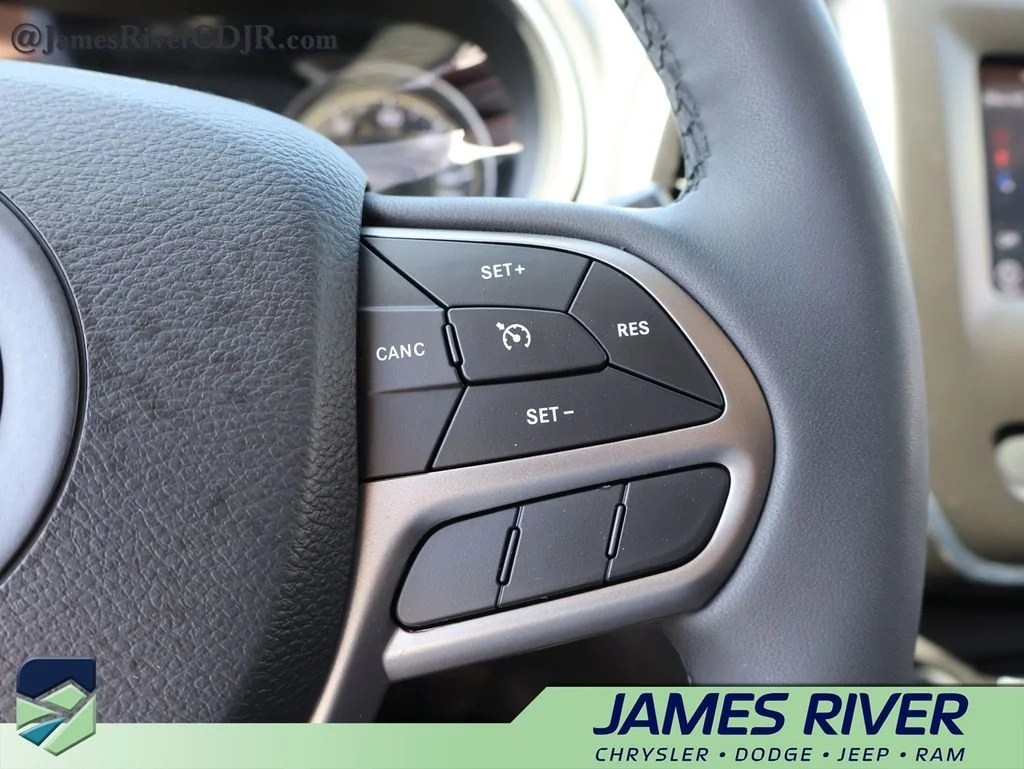 Used 2021 Silver Jeep Latitude Lux image 27