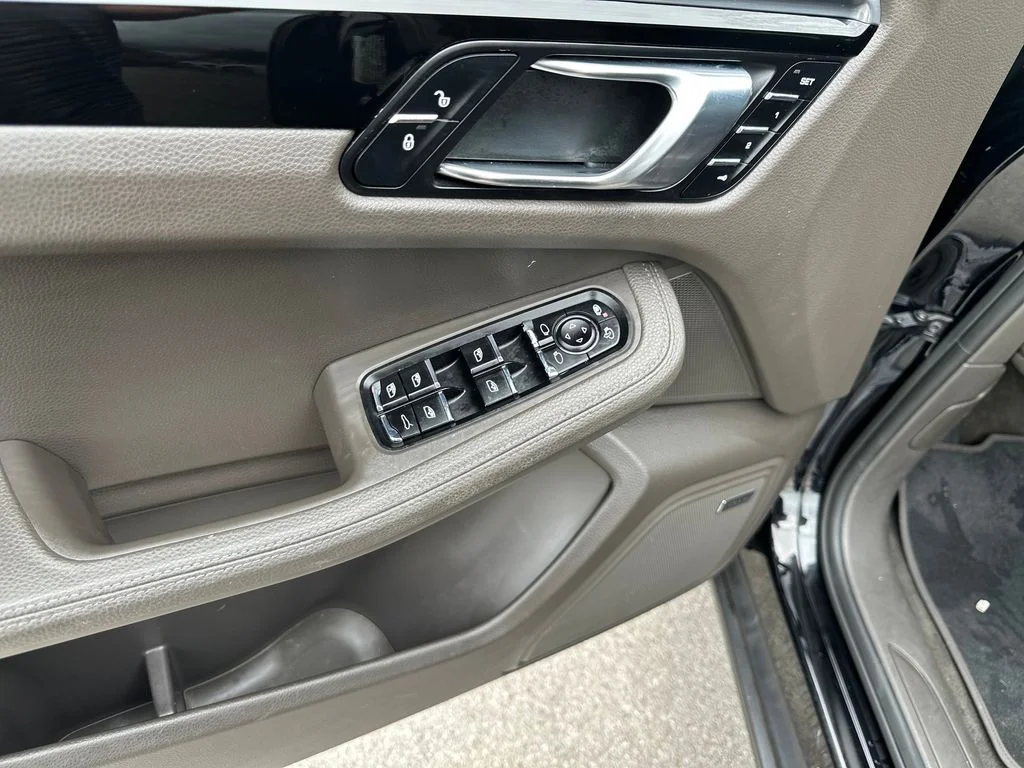 Used 2018  Porsche Base image 18
