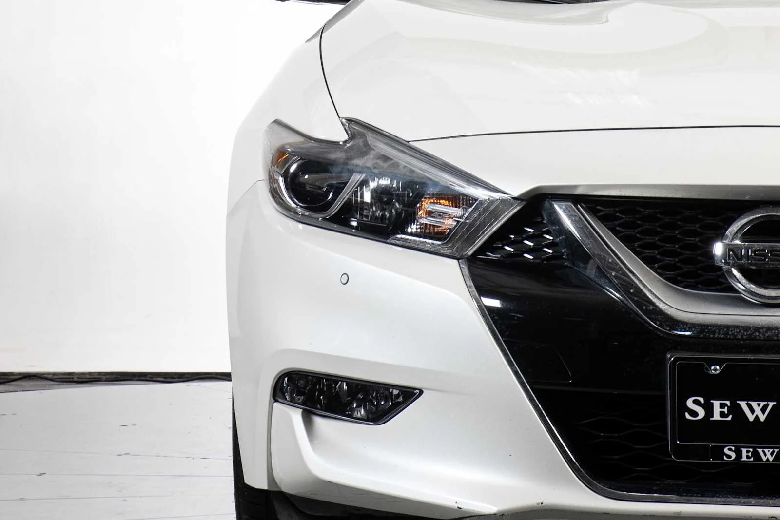 Used 2017 Pearl White Nissan Platinum image 10