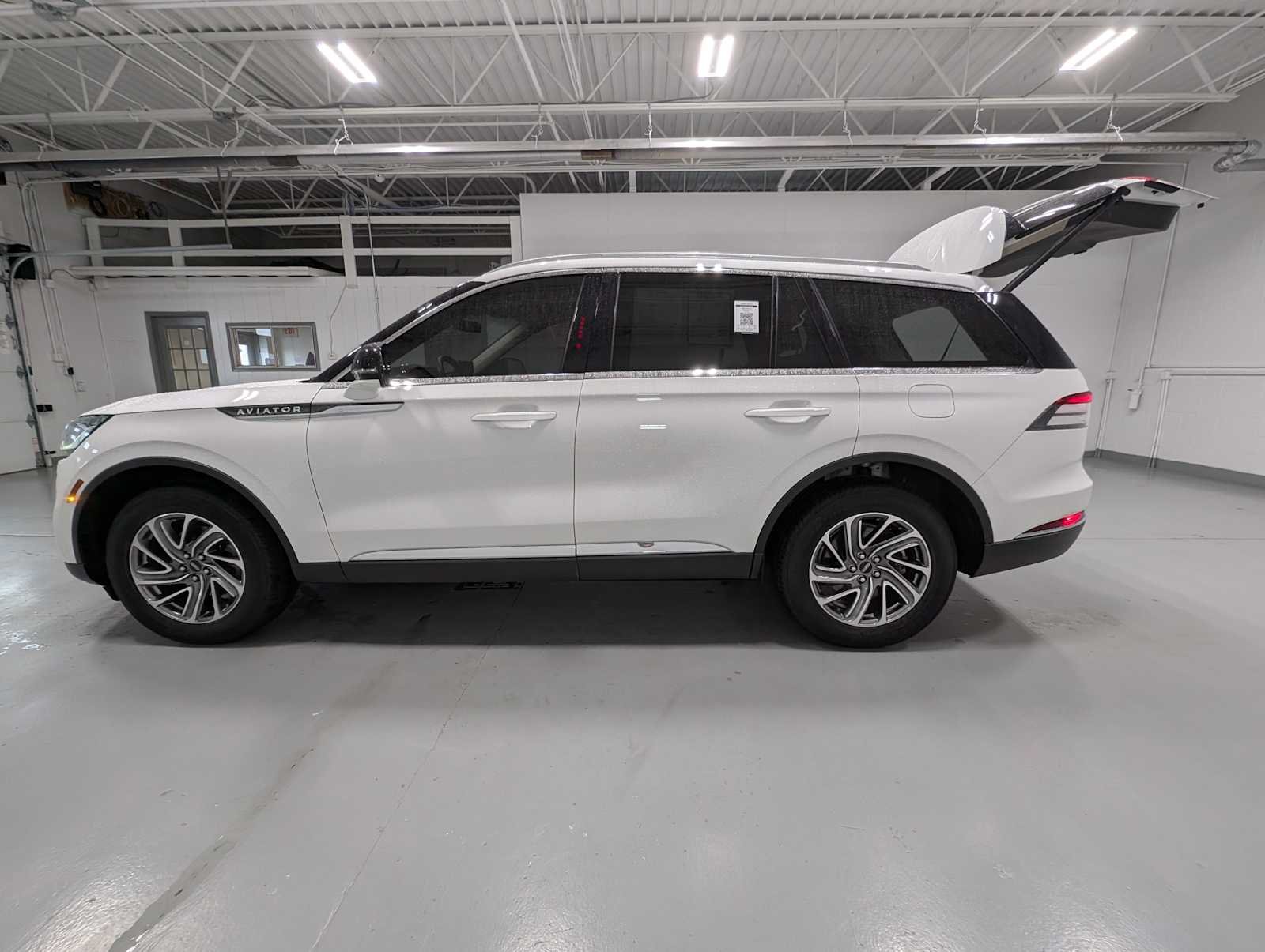 Used 2023 Pristine White Lincoln Standard image 12