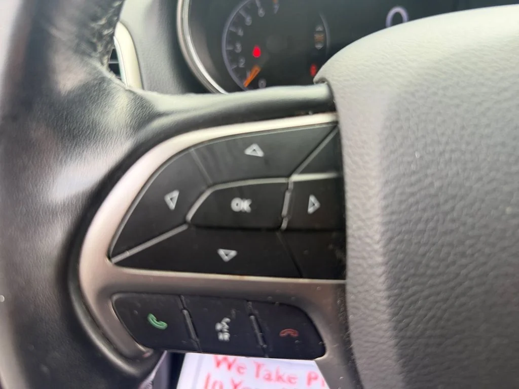 Used 2021 Red Jeep Laredo E image 28