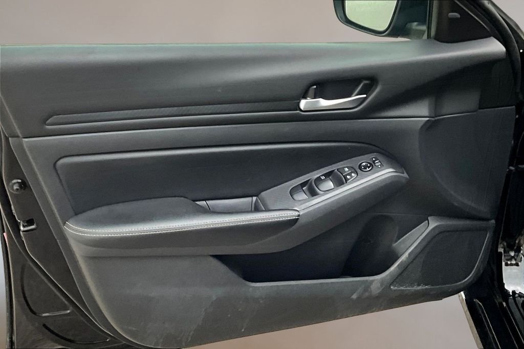 Used 2024 Super Black Clearcoat Nissan 2.5 SV image 18