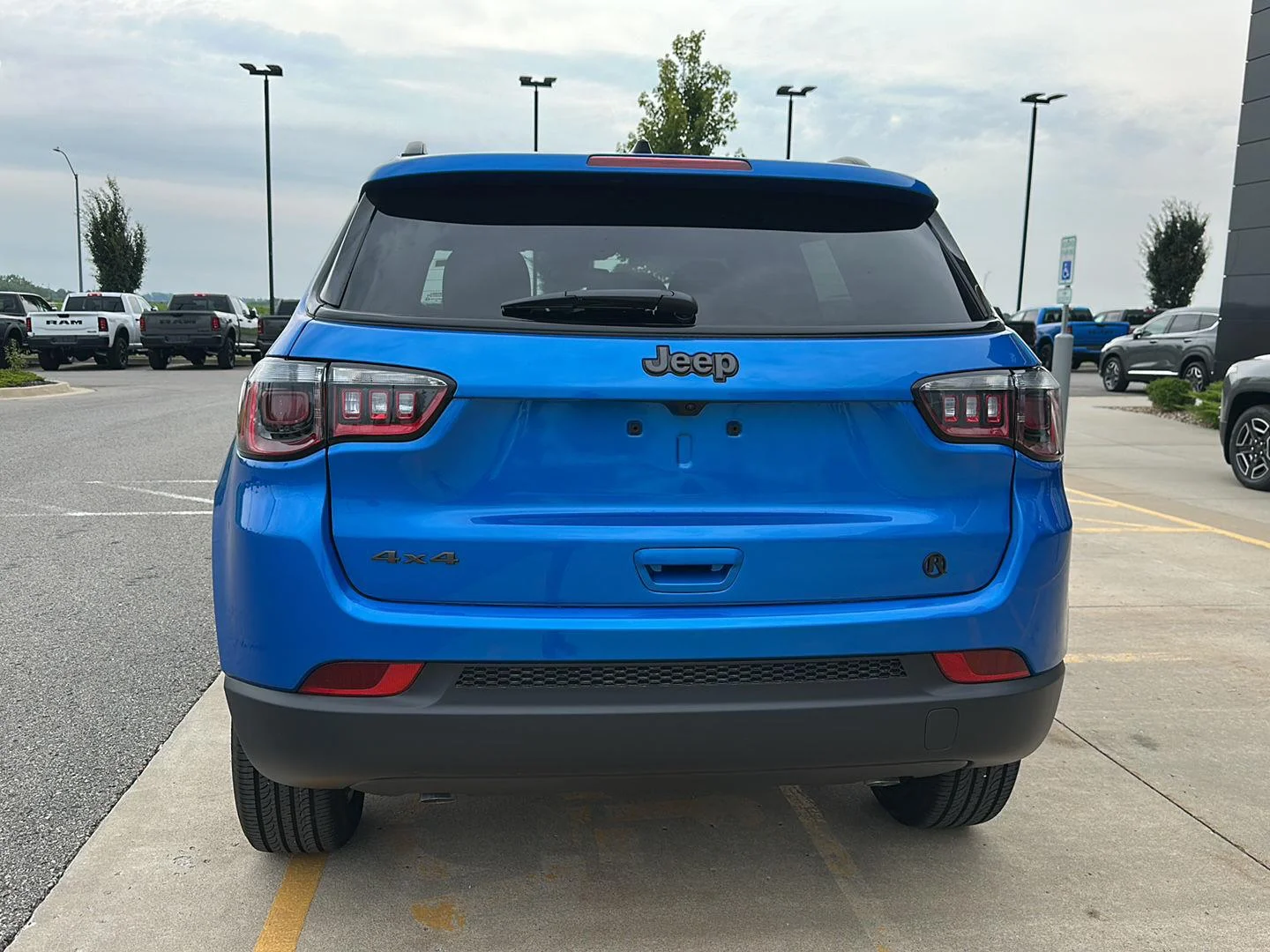 New 2026 Hydro Blue Pearlcoat Jeep Latitude Altitude image 3