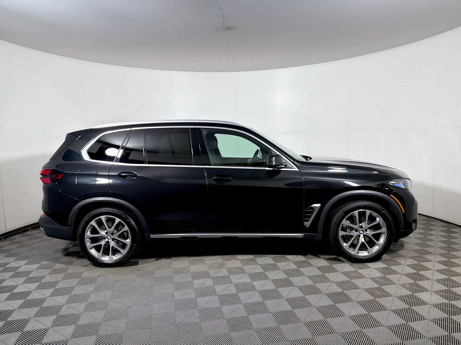 Certified Used 2024 Black Sapphire Metallic BMW xDrive40i image 7