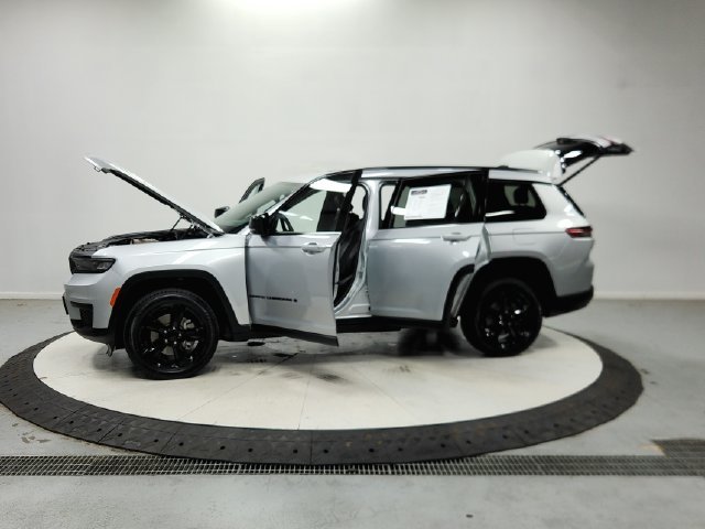 Used 2023 Silver Jeep Altitude image 13