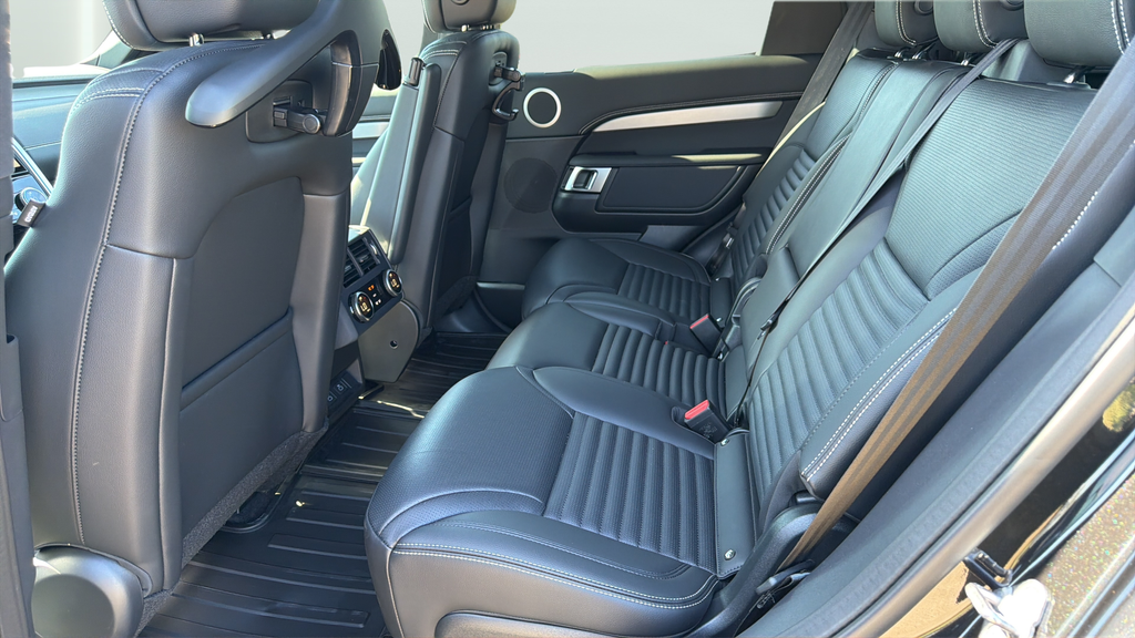 New 2026 Santorini Black Land Rover Dynamic SE image 18
