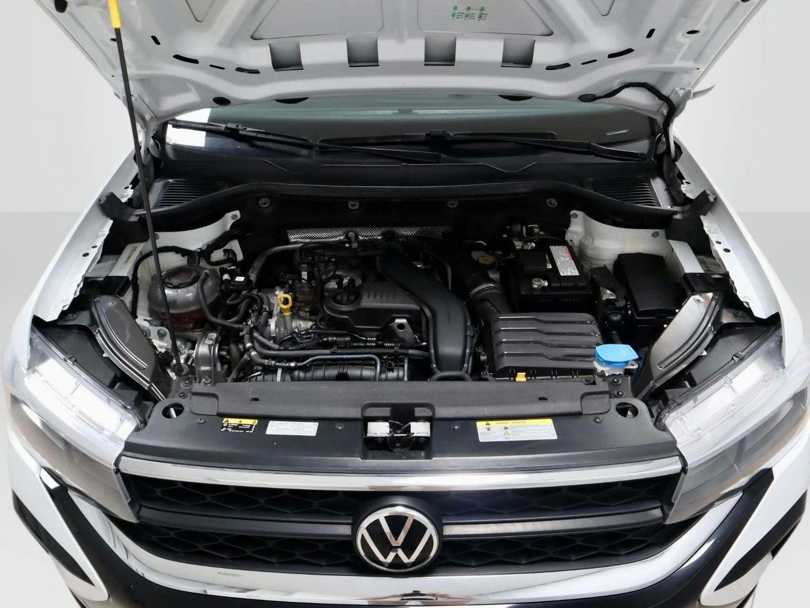 Used 2022 Pure White Volkswagen SE image 10