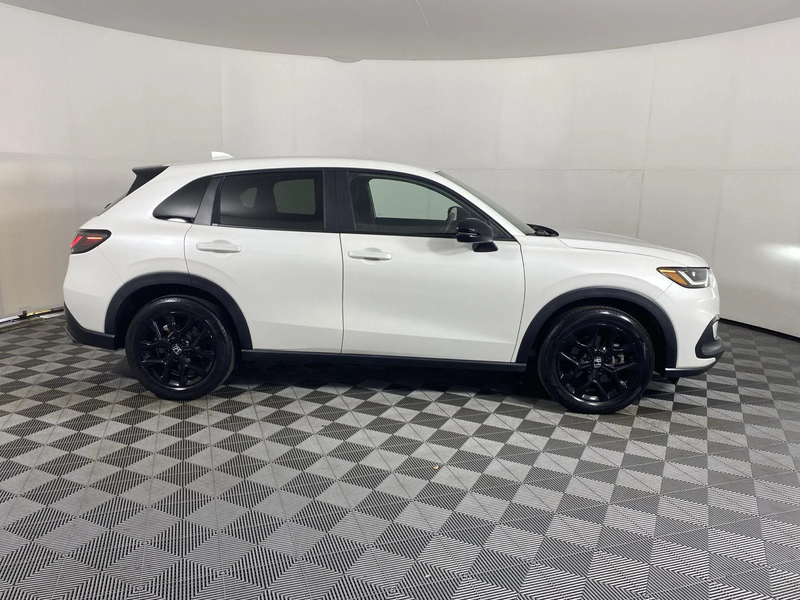 Used 2024 Platinum White Pearl Honda Sport image 9