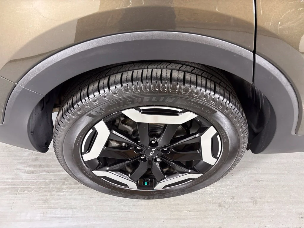 Used 2023 Green Kia EX image 10