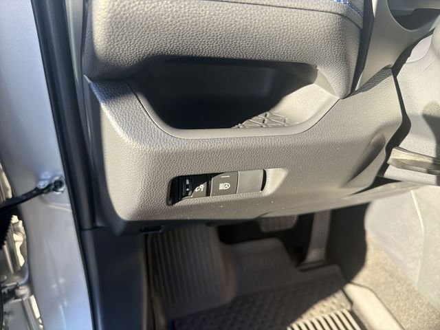 2025 Toyota RAV4 SE - Photo 11