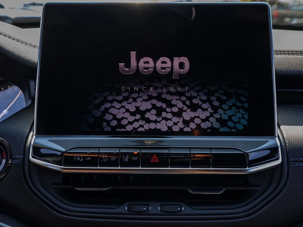 New 2026 Diamond Black Crystal Pearl-Coat Exterior Paint Jeep Latitude image 28