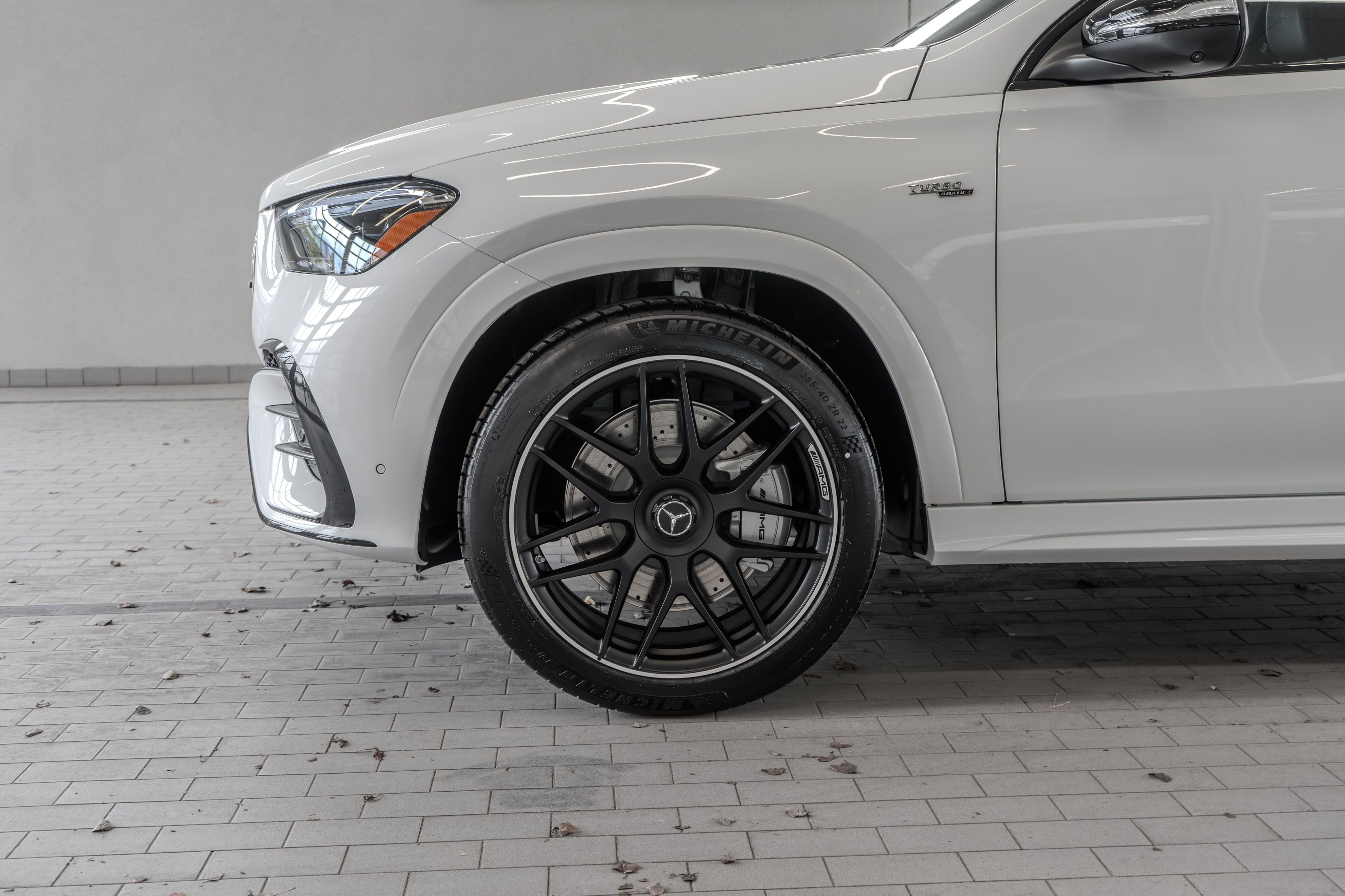 New 2026 MANUFAKTUR Moonlight White Metallic Mercedes-Benz GLE 53 AMG® image 4