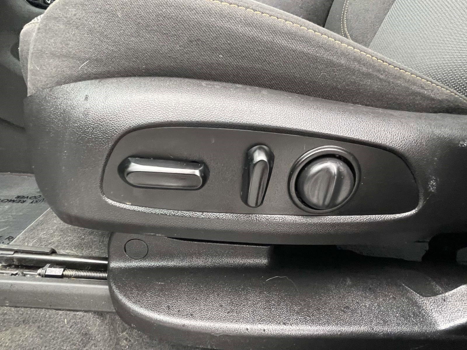 Used 2019 Summit White Chevrolet LT Cloth image 19