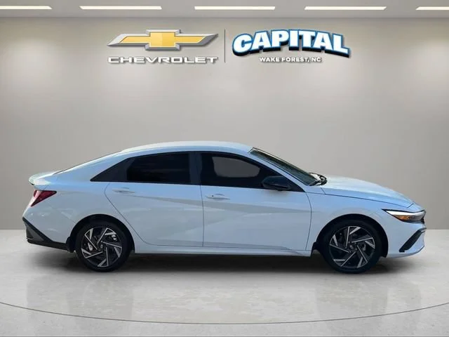 Used 2025 White Hyundai SEL Sport image 6