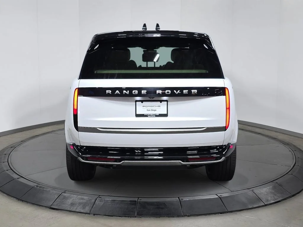 Used 2025  Land Rover SE image 6