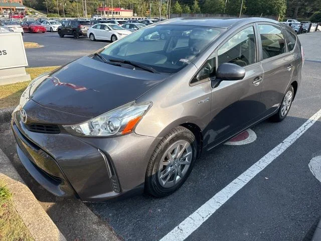 2017 Toyota Prius v Five's photo