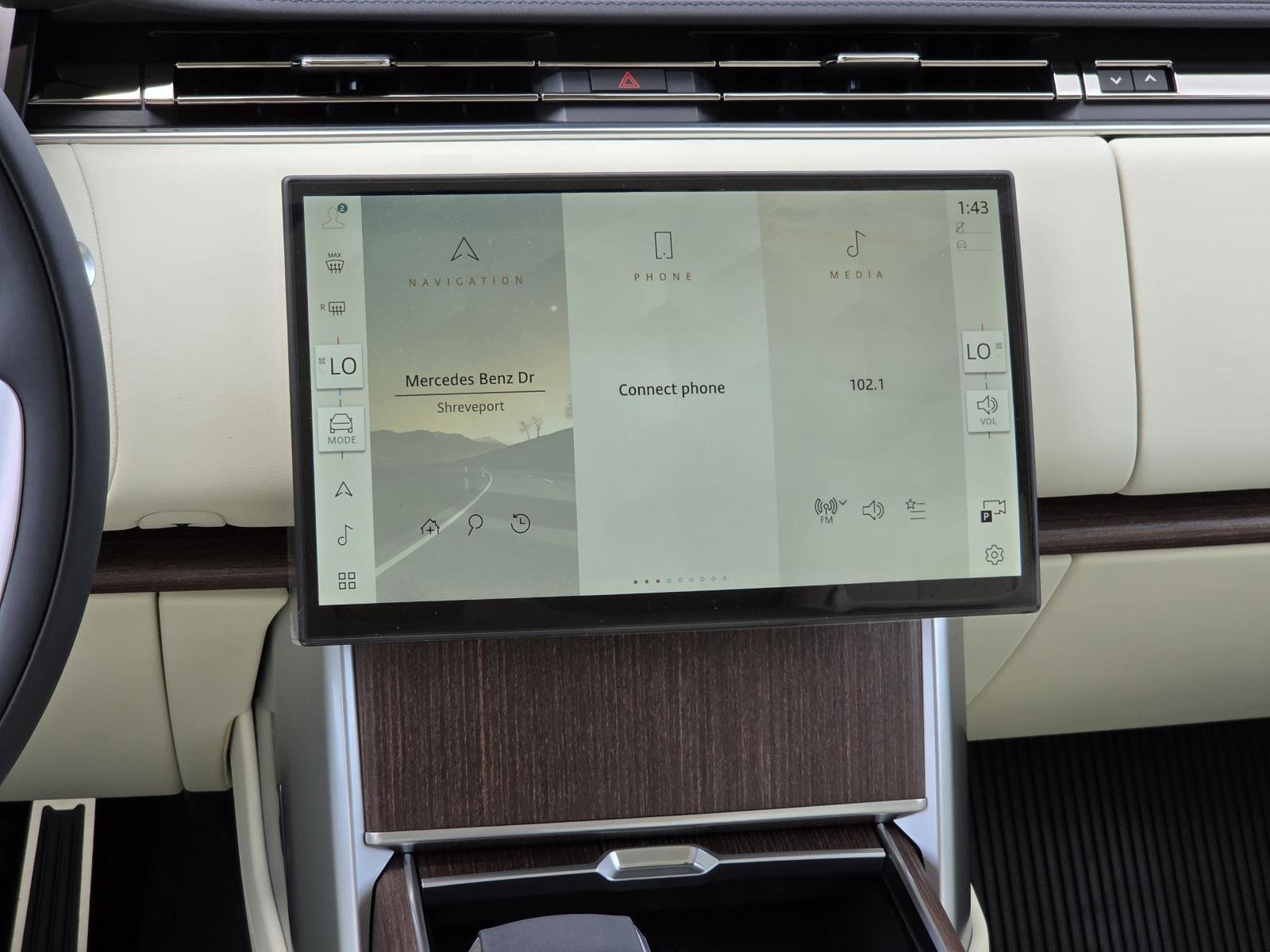 New 2026 Ostuni Pearl White LAND ROVER SE 7 Seats image 17