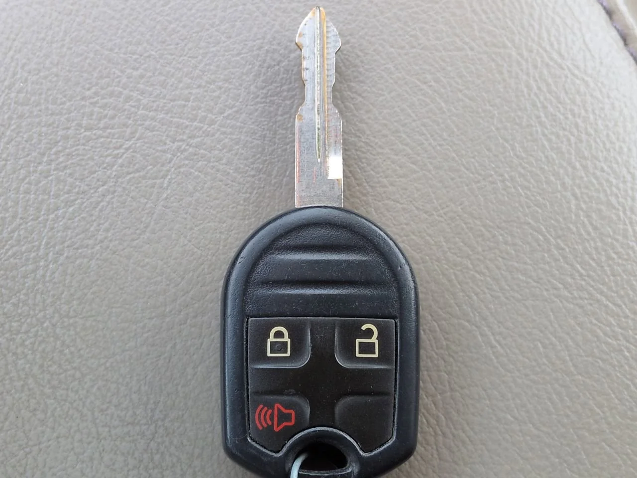 Used 2013 White Suede Ford SEL image 28