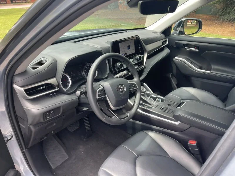 Used 2023  Toyota XLE image 3