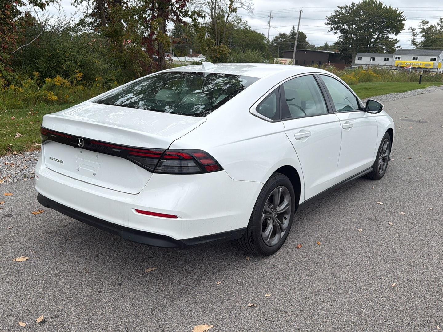 Used 2024 Platinum White Pearl Honda EX image 3