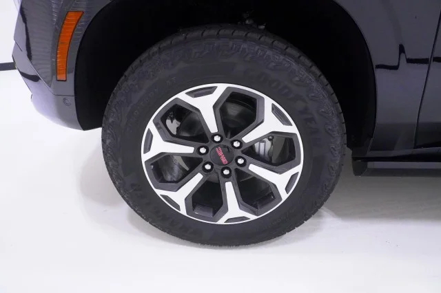 2026 GMC Yukon AT4 Ultimate - Photo 13