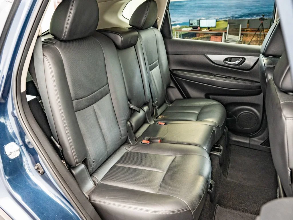 Used 2015 Arctic Blue Metallic Nissan SL image 47