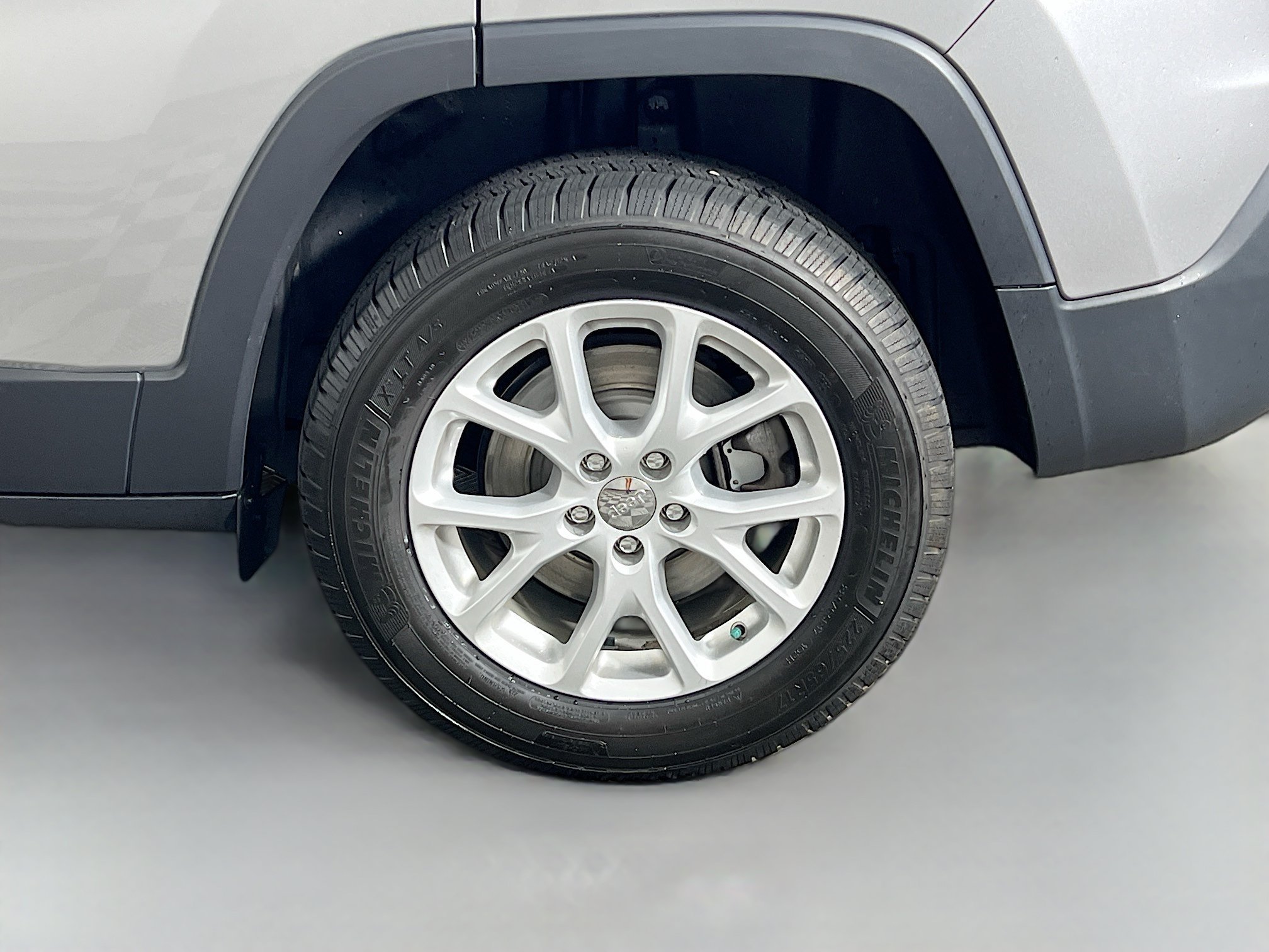 Used 2016 Billet Silver Metallic Clearcoat Jeep LATITUDE image 33