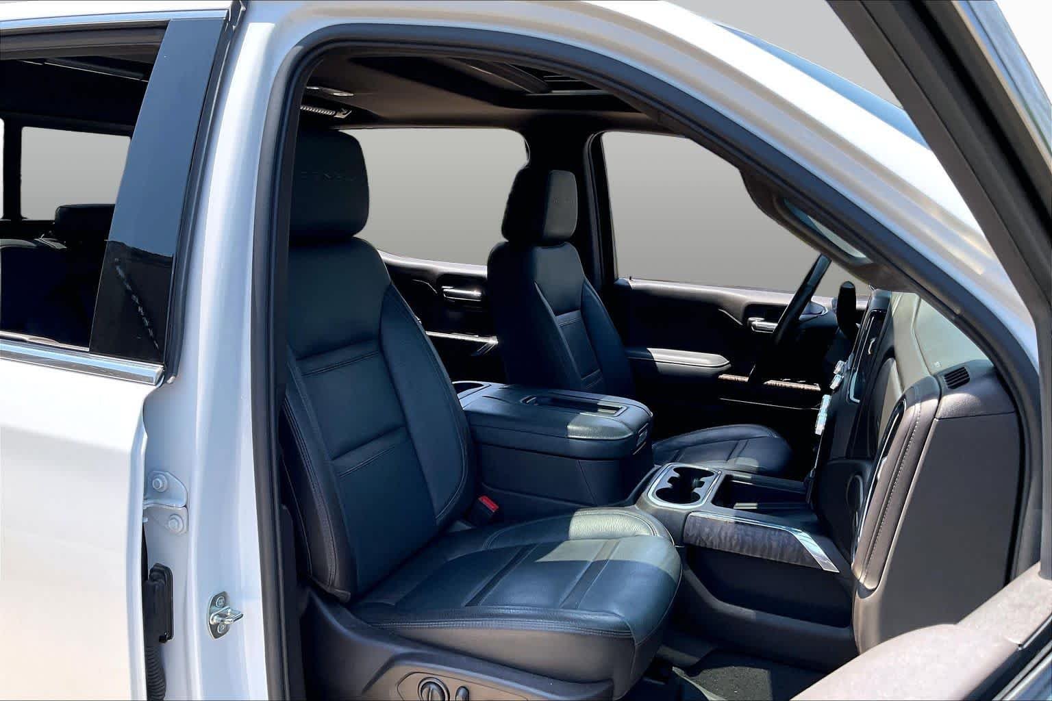 Used 2021 White Frost Tricoat GMC Denali image 9