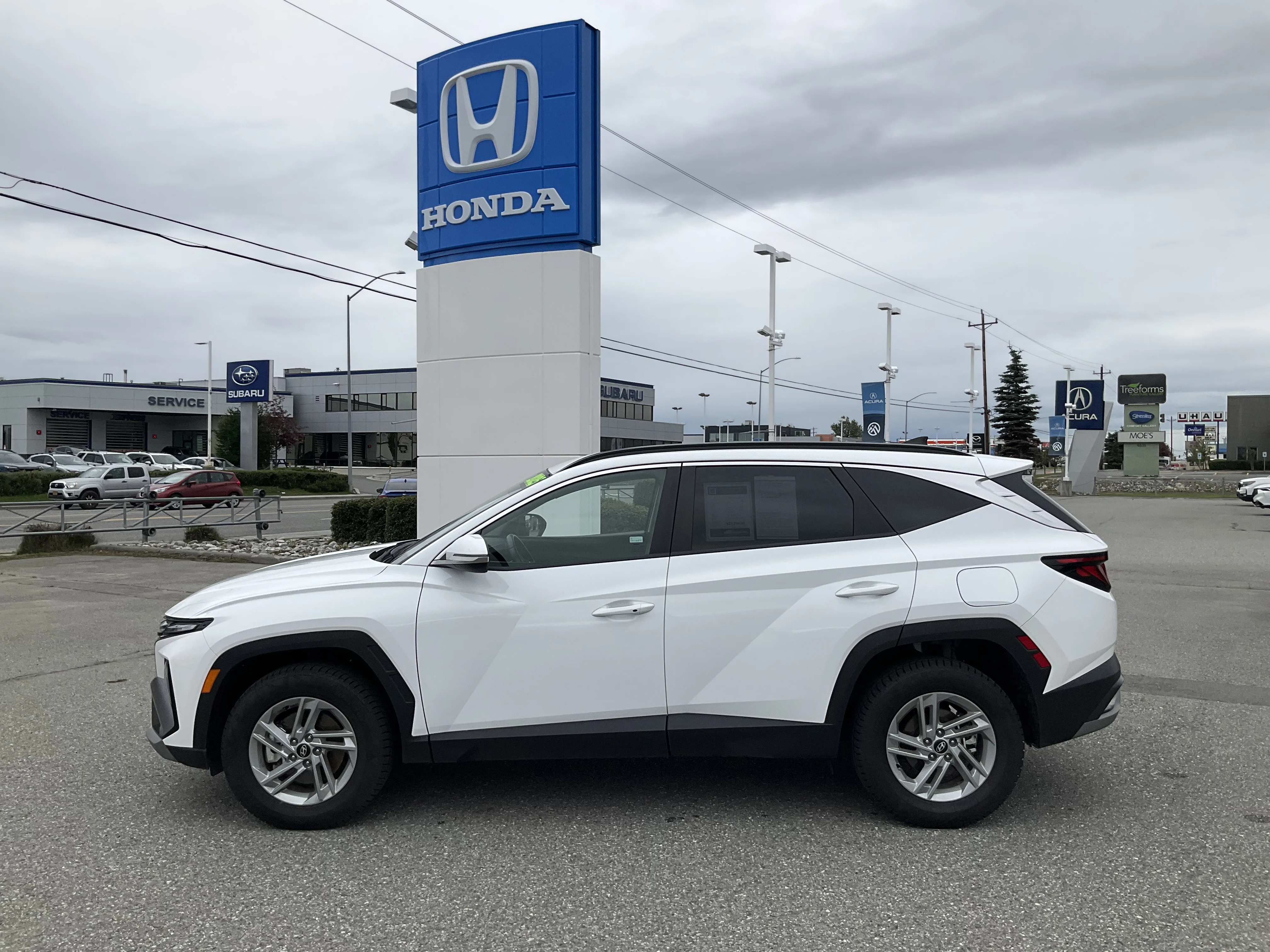 Used 2025 White Hyundai Preferred image 3