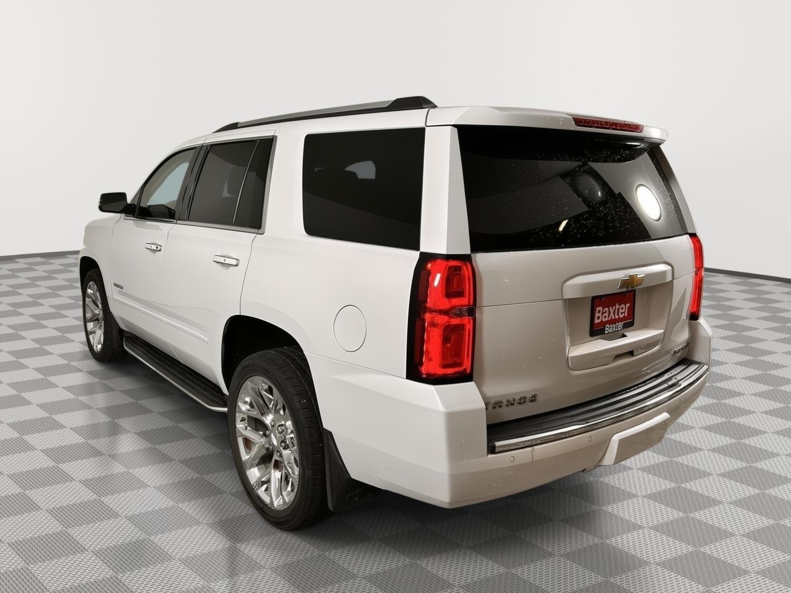 Used 2019 Iridescent Pearl Tricoat Chevrolet Premier image 13