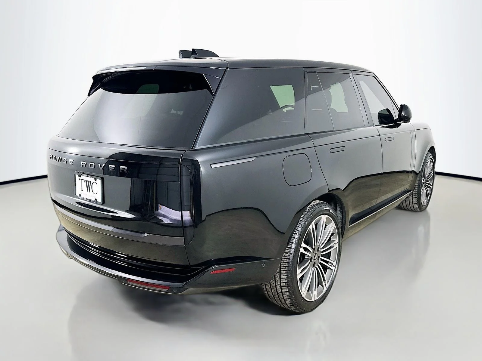 Used 2024  Land Rover  image 5