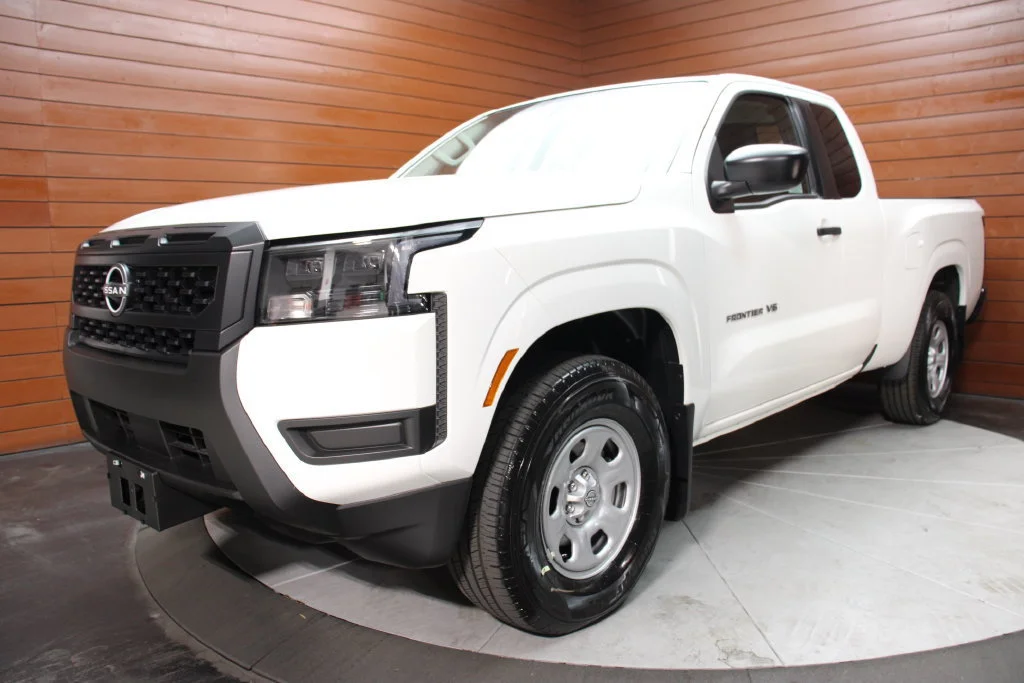 New 2027 Glacier White Nissan King Cab® S image 25