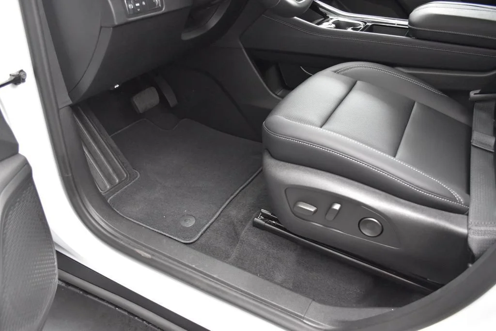 New 2026 Summit White Chevrolet LT image 19