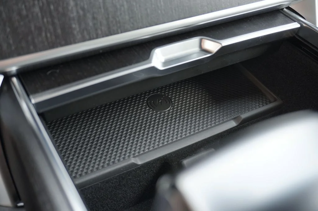 New 2026 Obsidian Black in Gloss Finish Land Rover SV image 37