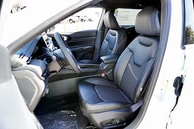 New 2026 Bright White Clearcoat Jeep Latitude image 18