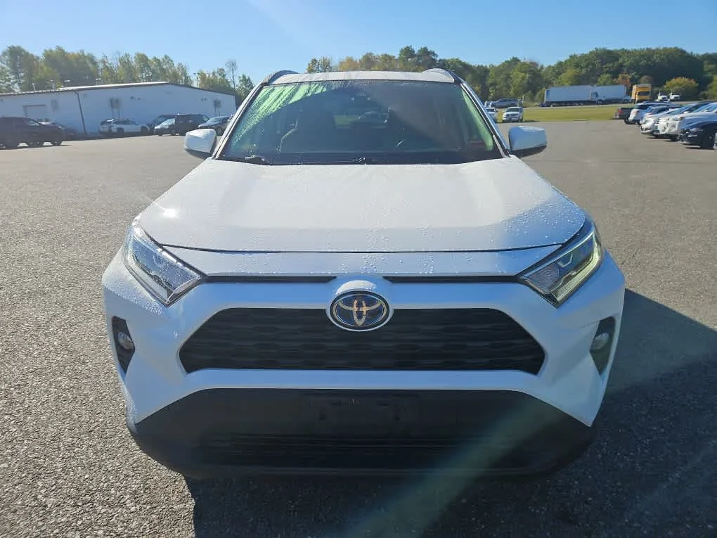 Used 2021 Super White Toyota Hybrid XLE image 4