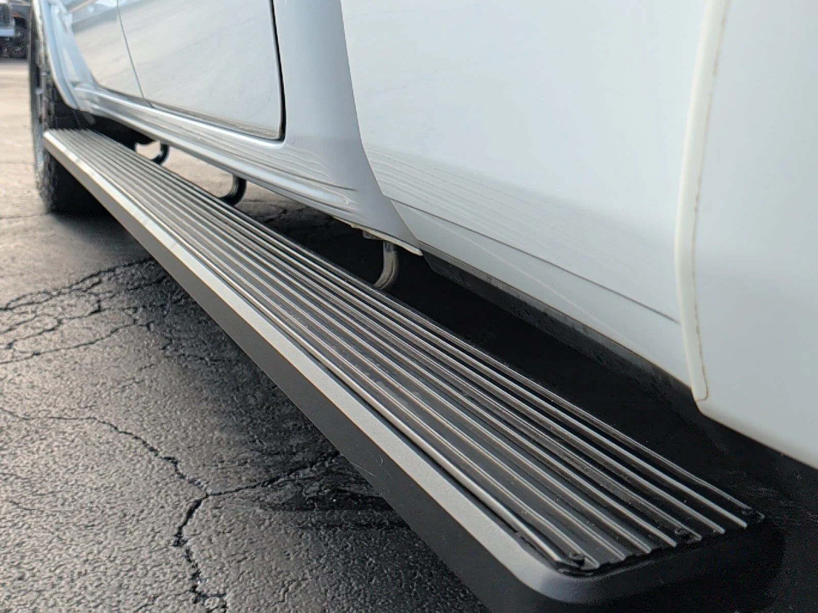 Used 2020 Bright White Clearcoat Ram Laramie image 33